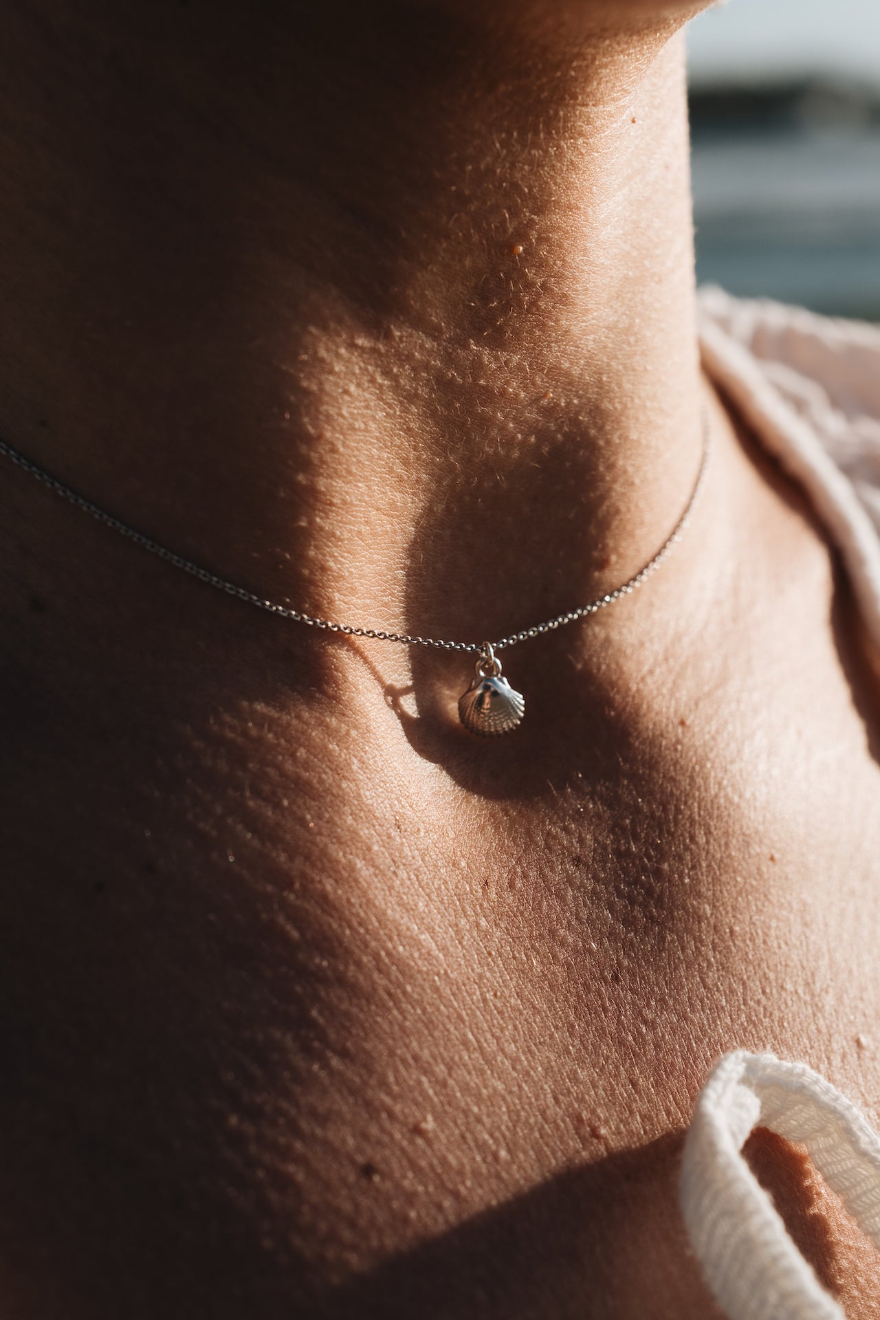 Kette LIVIN BY SEA Tragefoto silberne Muschel nah