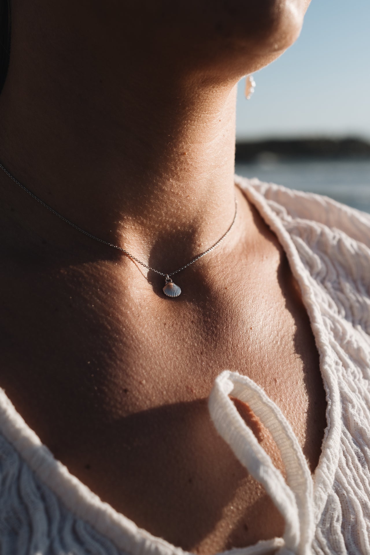 Kette LIVIN BY SEA Tragefoto silberne Muschel