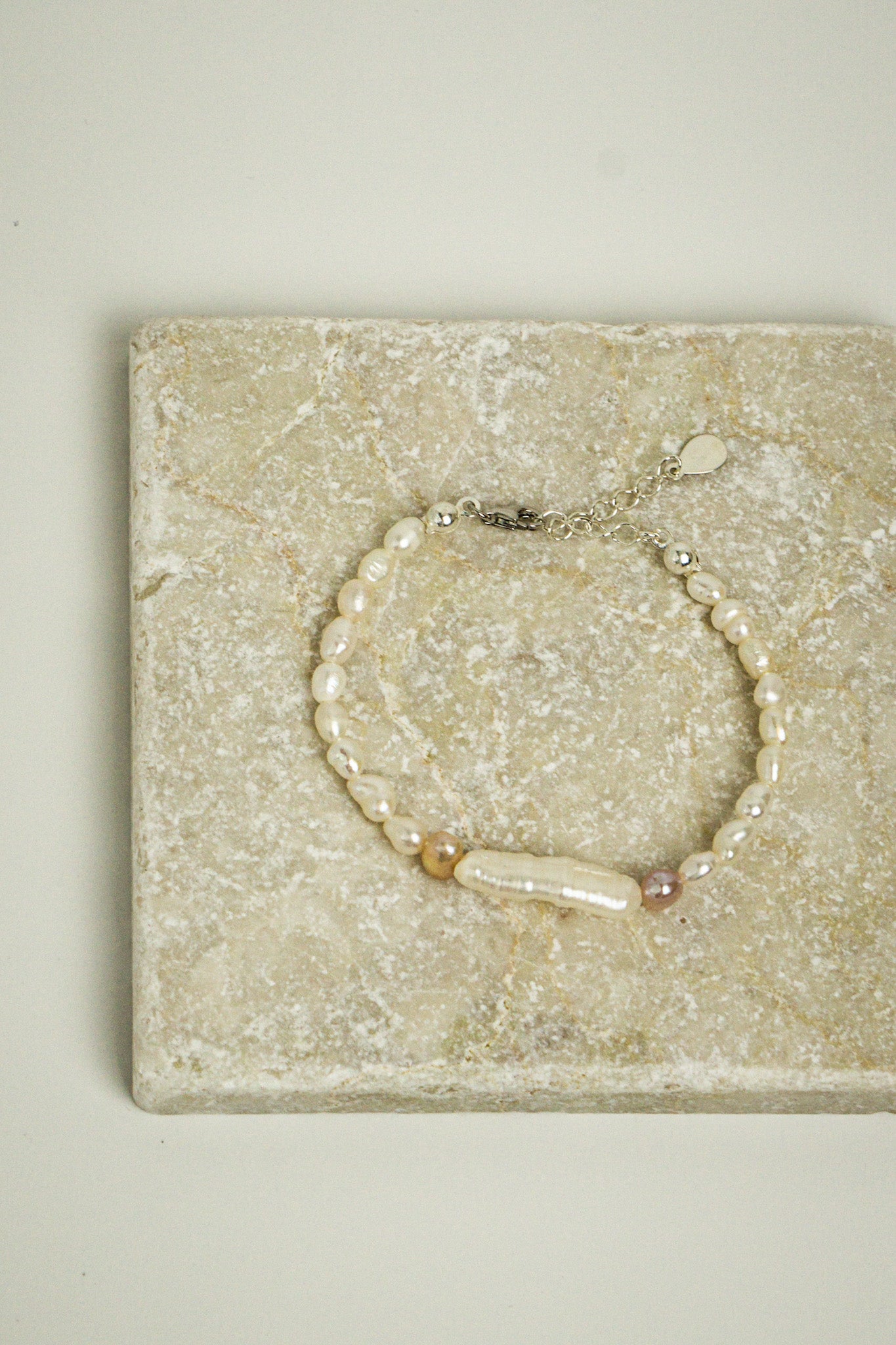 Armband aus Süßwasserperlen MERMAID ROSE auf Travertin