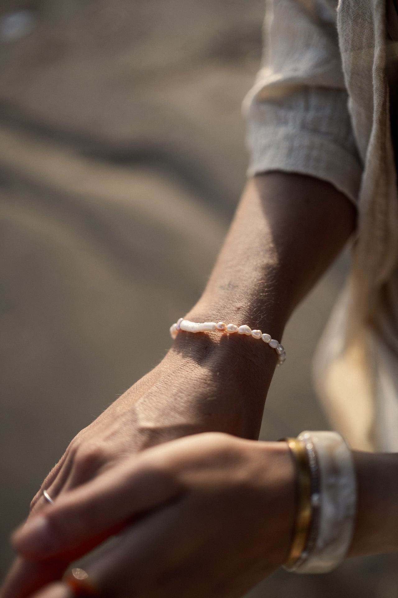 Armband aus Süßwasserperlen Tragefoto