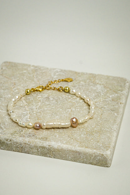 Armband aus Süßwasserperlen MERMAID ROSE auf Steintablett