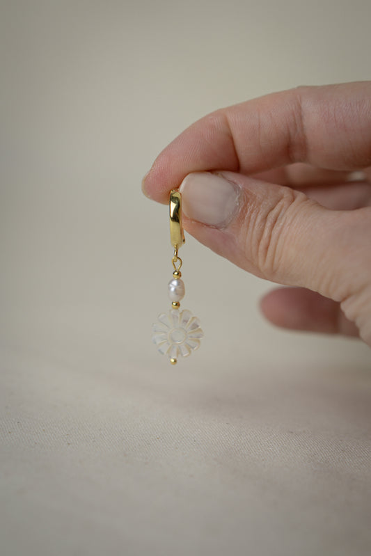 Creolen Ohrringe mit Perlmutt SPRING BREEZE einzelner Ohrring in gold mit weißen Perlen