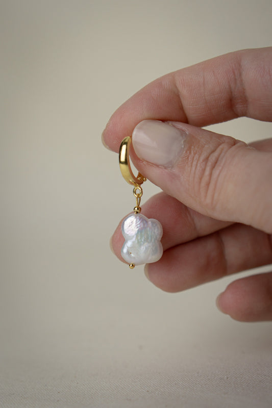 Creolen Ohrringe OCEAN BRIDE - MoonGypsea einzelner Ohrring in Hand gehalten in gold