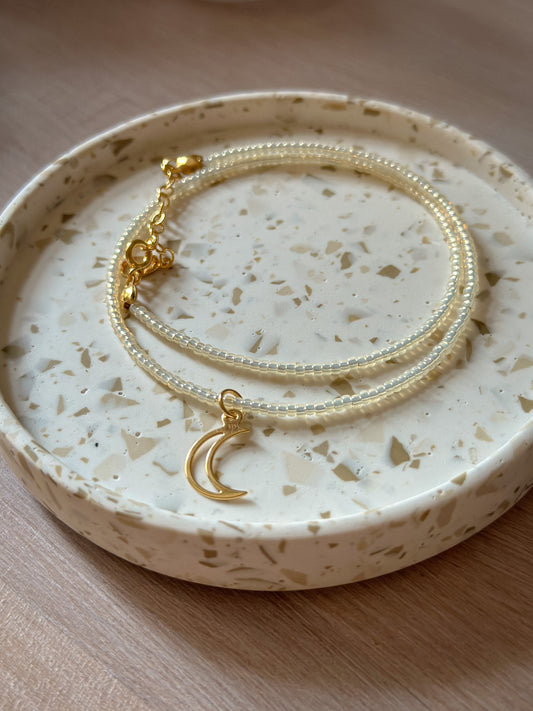 Perlenkette/Choker aus Rocailles Perlen MIDNIGHT DREAM liegend in Keramikschale 