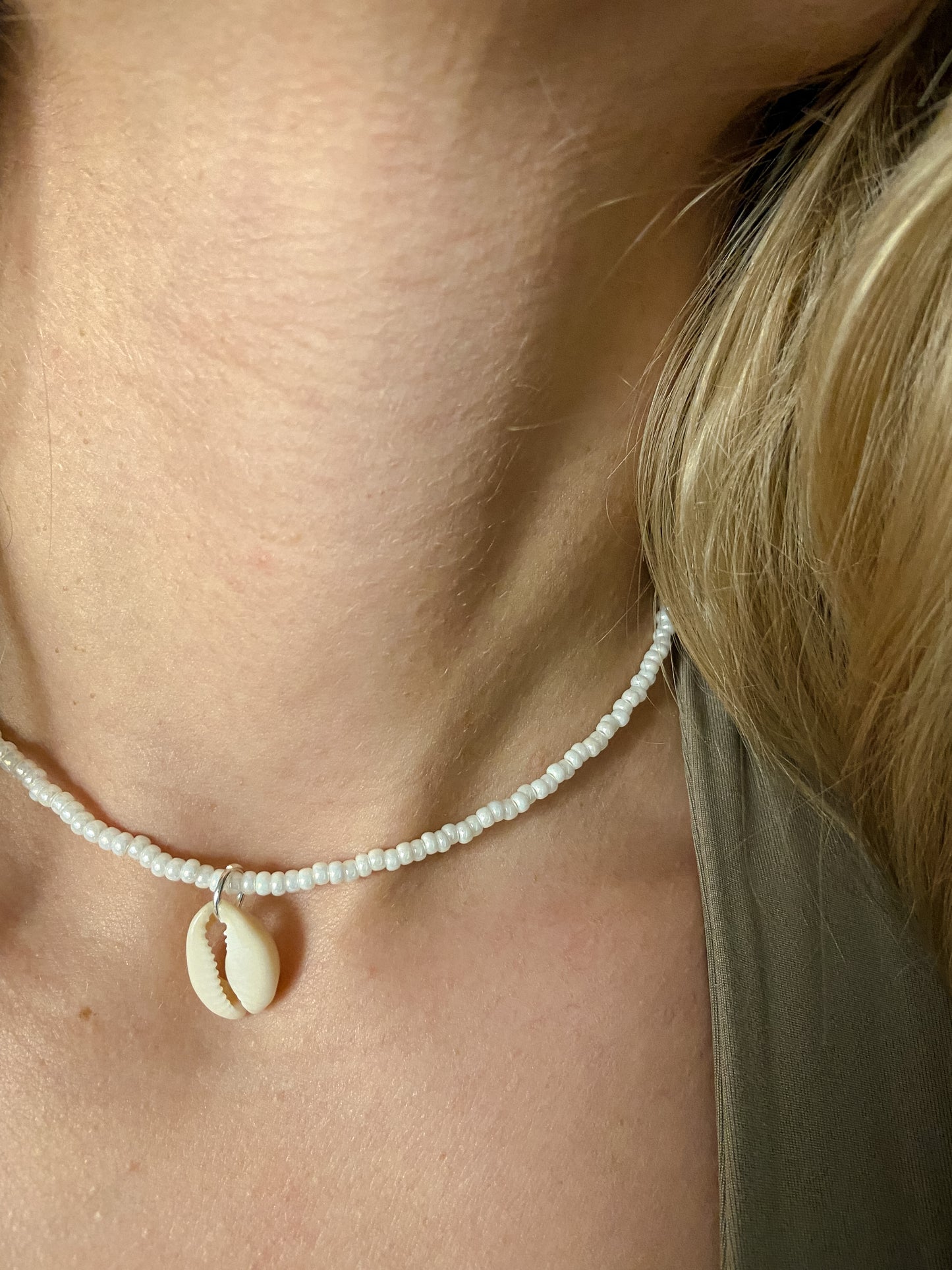 Choker Perlenkette MERMAID - MoonGypsea nah aufgenommen am Model