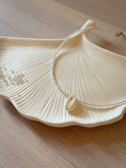 Choker Perlenkette MERMAID - MoonGypsea mit silbernen Perlen auf einer Keramikschale